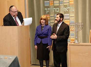 Rabbi and his wife receiving  a gift at a banquet